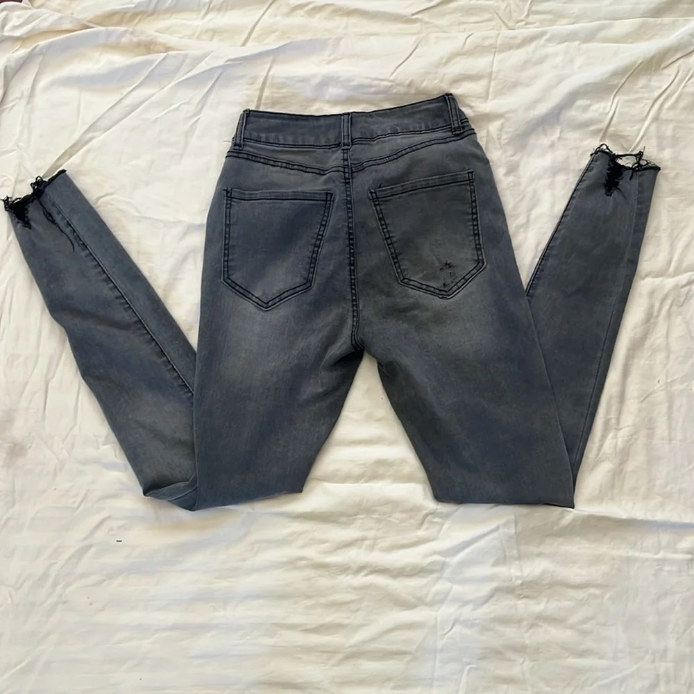 Refuge Gray Skinny Jeans with Sleek Modern Fit - Picture 3 of 5